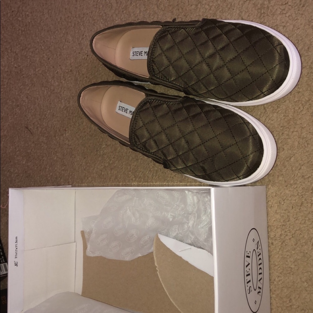 Steve Madden olive slide on shoes